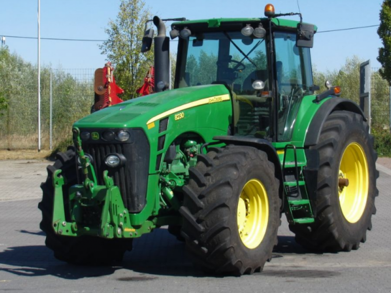 Oldtimer-Traktor tipa John Deere 8230, Neumaschine u Київ