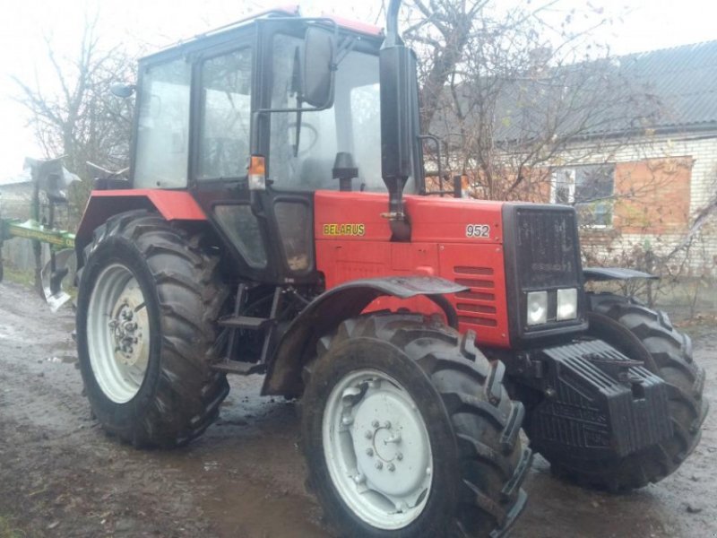 Oldtimer-Traktor tipa Belarus Беларус-952, Neumaschine u Здолбунів